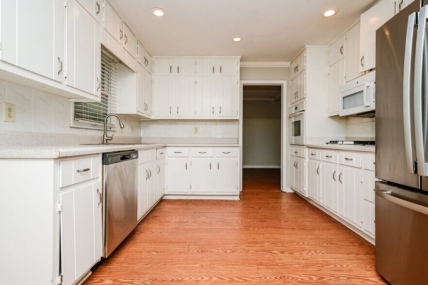 Building Photo - 564 Clubhouse Dr SE