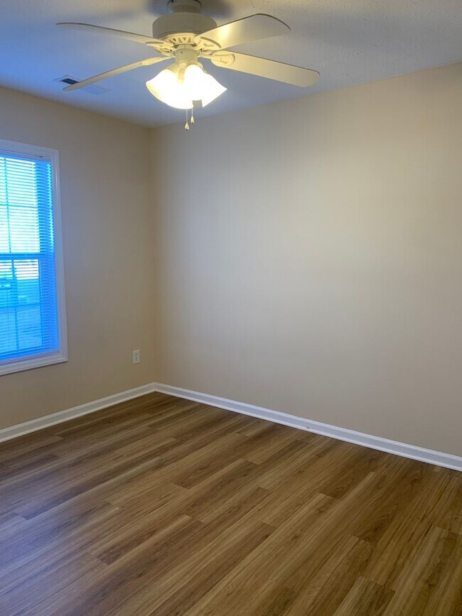 Building Photo - 3 Bedroom 2 Bath Townhouse Available Now on Jasmine Cove Way