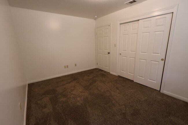 Building Photo - Spacious 3-Bedroom Duplex with Private Patio – North Bakersfield