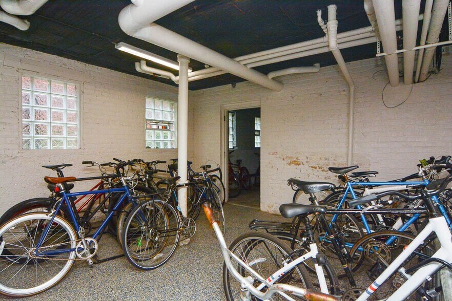 Building Photo - 3306 W Schubert Ave