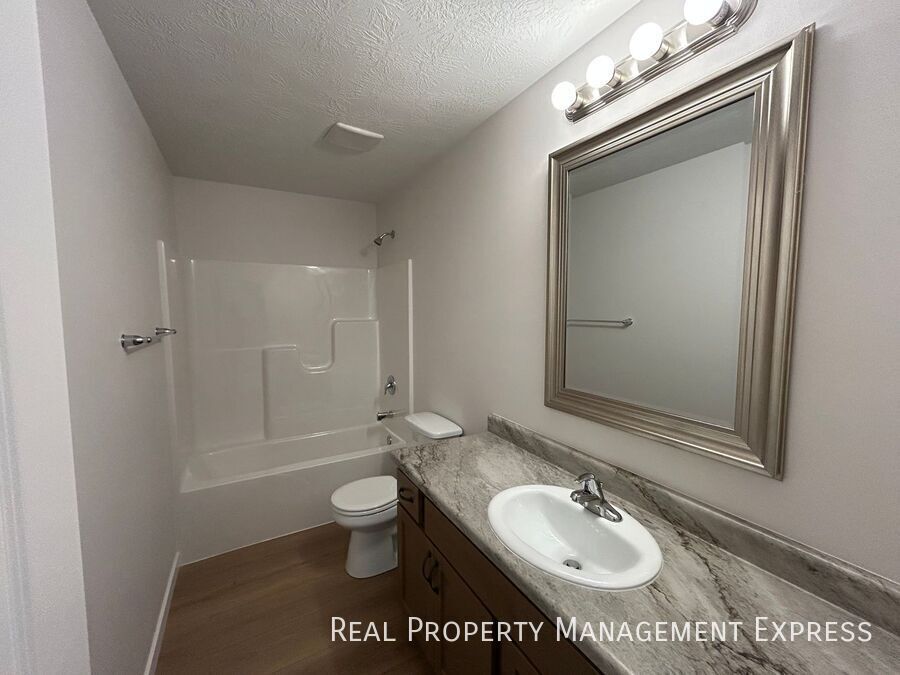 Building Photo - 2 Bedroom 1.5 Bathroom Home for Rent