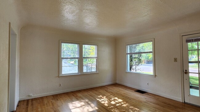 Building Photo - Beautiful University Area Home