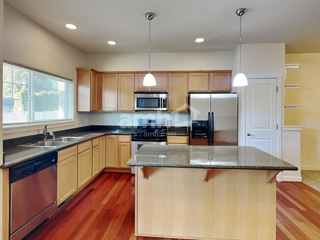 Building Photo - 7337 Rainier Dr