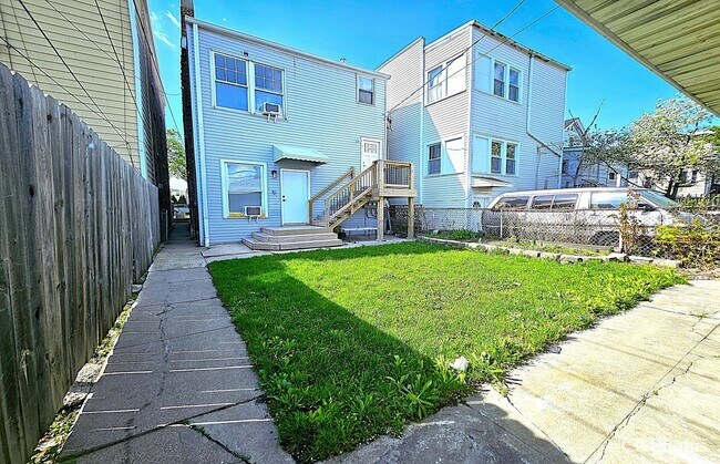 Building Photo - 2924 W 38th Pl