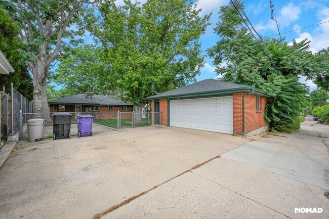 Building Photo - Spacious 4BR House in Denver