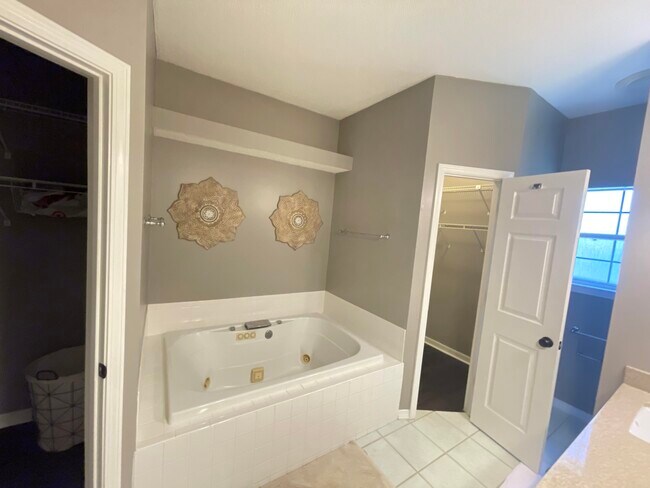 Building Photo - 9331 Vandivere Dr