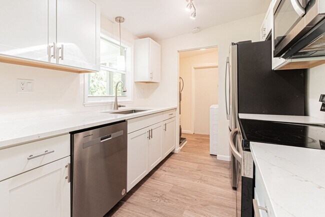 Building Photo - Annual Rental – Pet-Friendly Charming Napl...