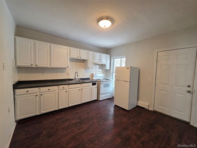 Building Photo - 190 Winnikee Ave