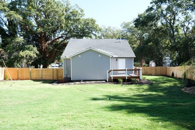 Building Photo - Charming 2BR/2.5BA Home