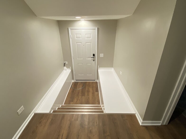 Building Photo - 913 W Belden Ave