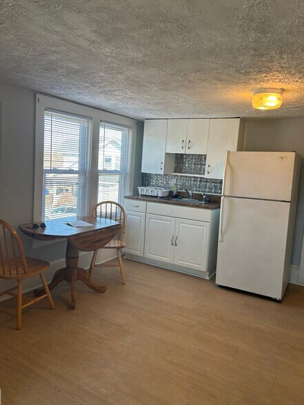 Small kitchen table included in rent - 701 S DuPont Blvd