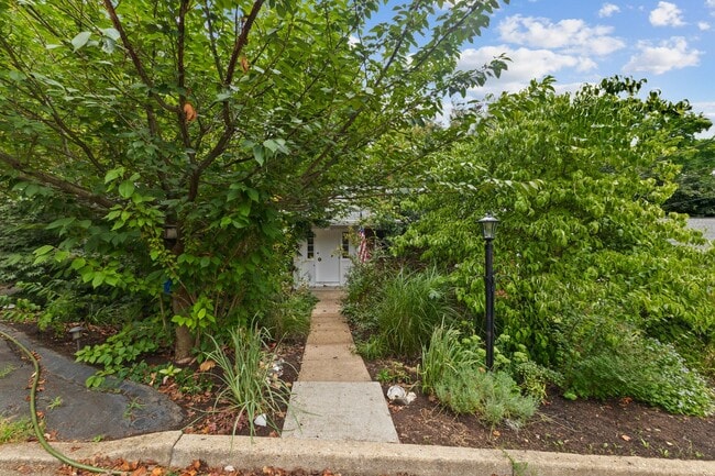 Building Photo - Discover this beautifully updated Colonial...
