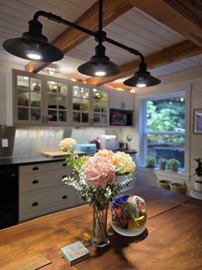 Building Photo - 713 Claire Ln