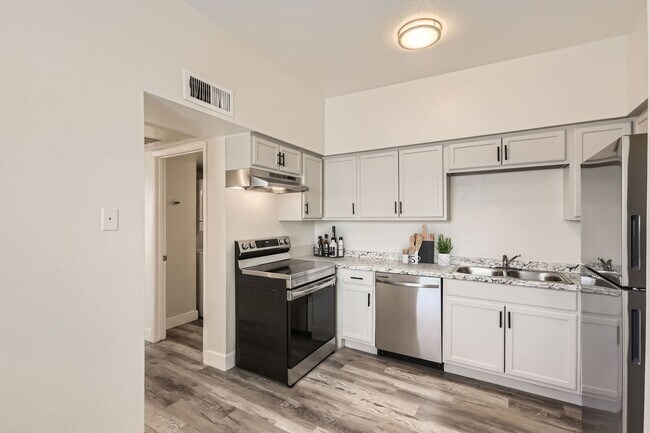 Building Photo - 2826 E Le Marche Ave
