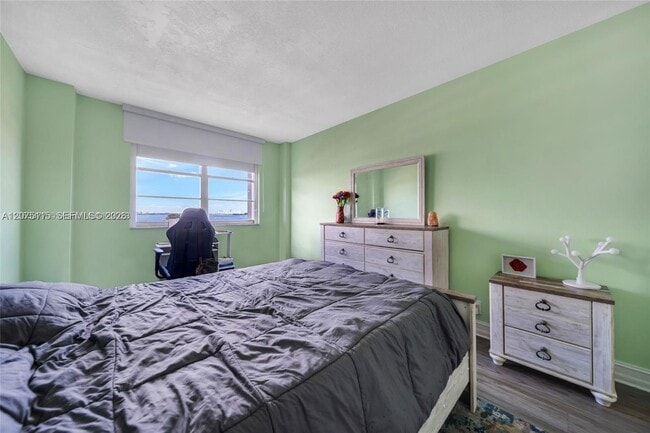 Building Photo - 1455 N Treasure Dr