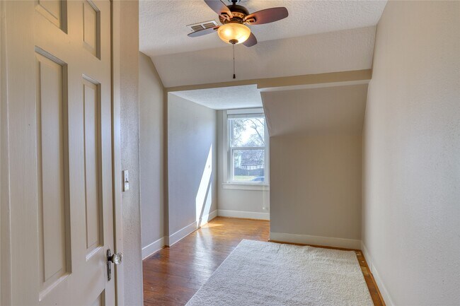 Building Photo - 252 S Bell St