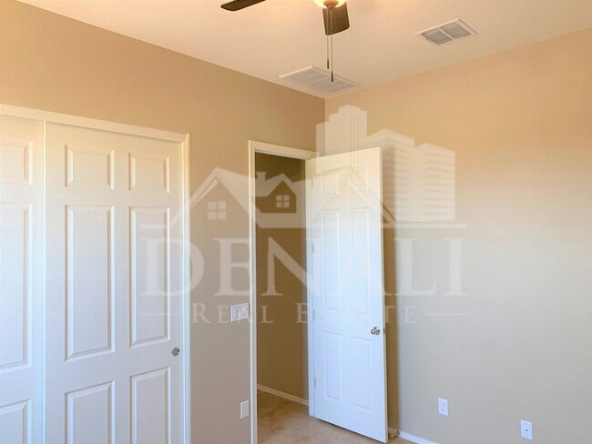 Building Photo - 14306 W Voltaire St