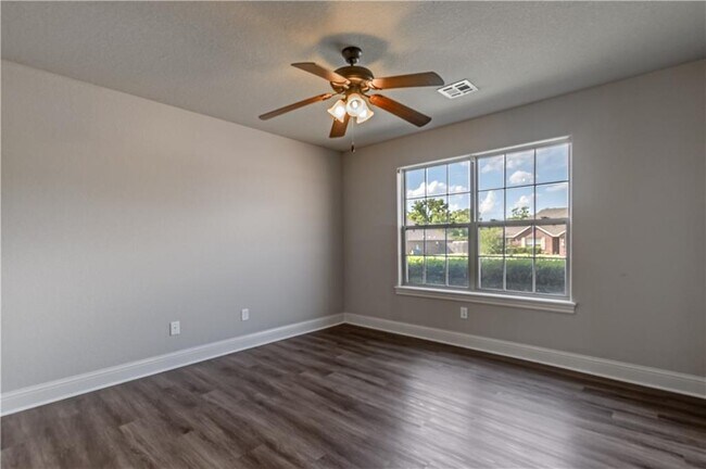Building Photo - 2703 SW Warberry Ave
