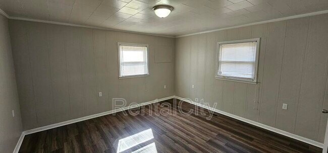 Building Photo - 182 S Poplar St