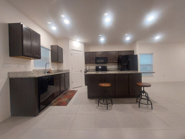 Building Photo - Beautiful 3 Bedroom 2 1/2 Bathroom House i...
