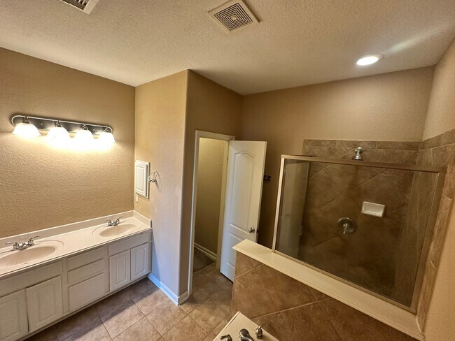 Building Photo - 1122 Glenwood Canyon Ln