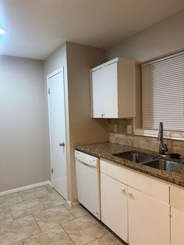 Building Photo - 3938 University Dr