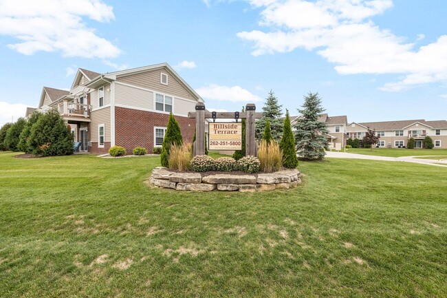 Building Photo - Condo Style Upper 3 Bedroom 2 Bathroom Apartment is Available