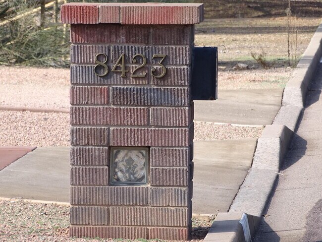 Building Photo - 8423 E Thunderbird Rd