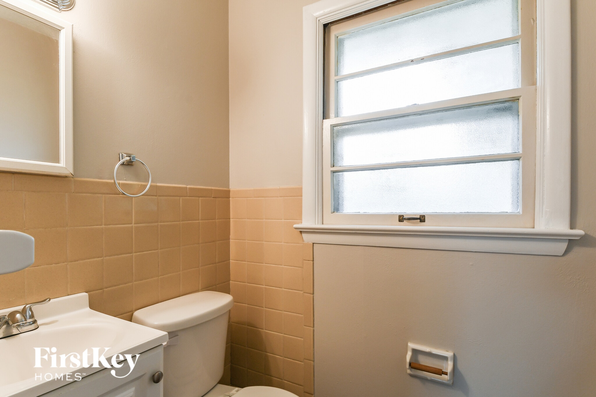 Building Photo - 240 Maple Dr