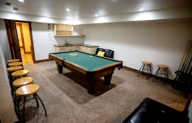 Building Photo - Available Now! Boulder's best kept secret....