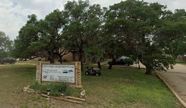Building Photo - 301 N Winters Furr