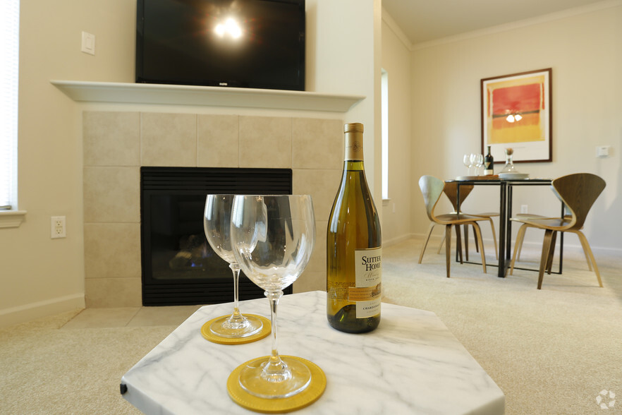 Living & Dining - Wilsonville Summit Apartments