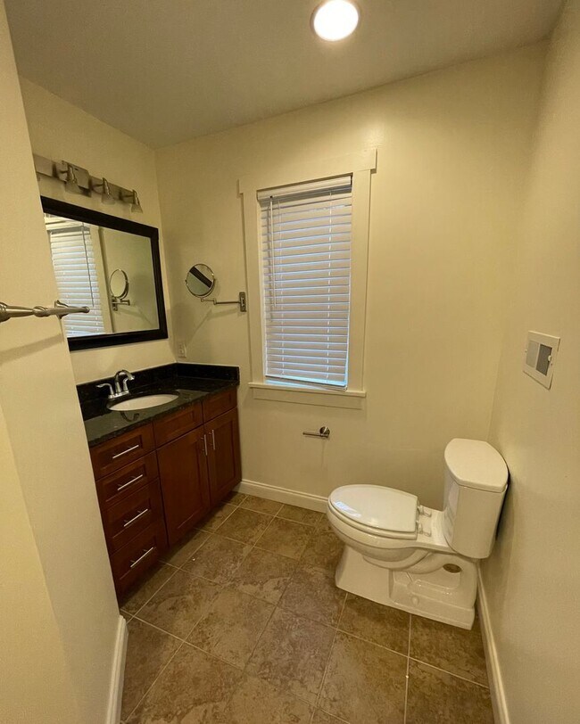 Building Photo - Super Convenient Kenilworth Location! 3 Bedrooms, 2 Bathrooms