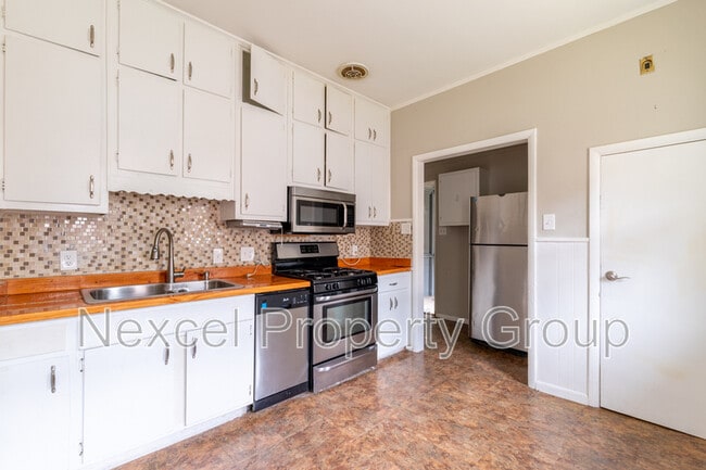 Building Photo - 2004 Walker Ave