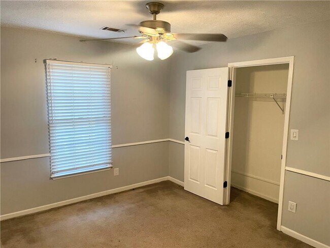 Building Photo - 2956 Spring Lake Dr