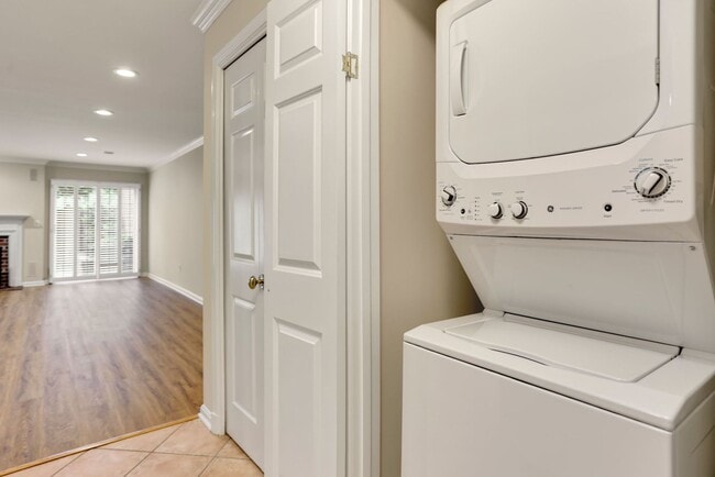 Building Photo - 2 Bed 2 Bath - Bethesda Condo - Large Outd...