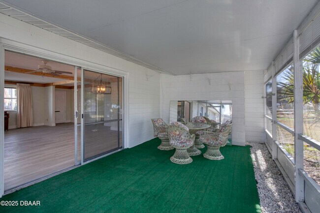 Building Photo - 3041 N Oleander Ave