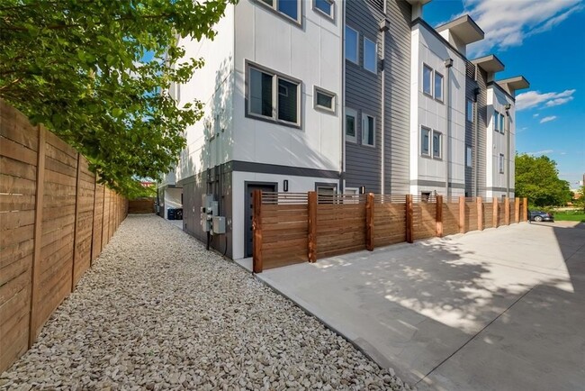 Building Photo - 1118 Galveston Ave