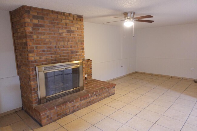 Building Photo - 2428 W 24th Street Rd