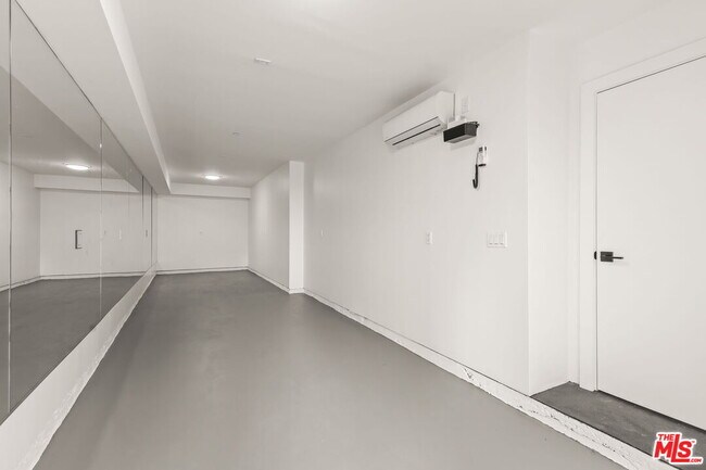 Building Photo - 803 N Harvard Blvd