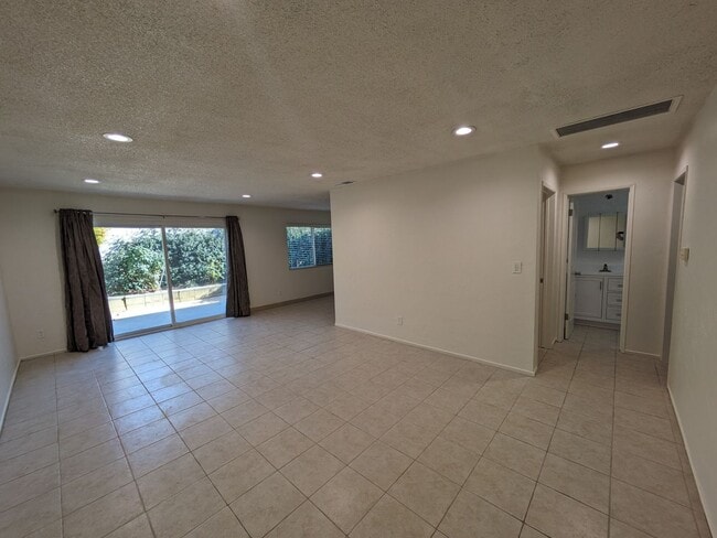 Building Photo - NEWLY REMODELED!!!!!One bedroom One Bath Unit