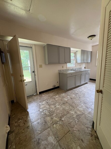Kitchen - 4605 Kings Hwy