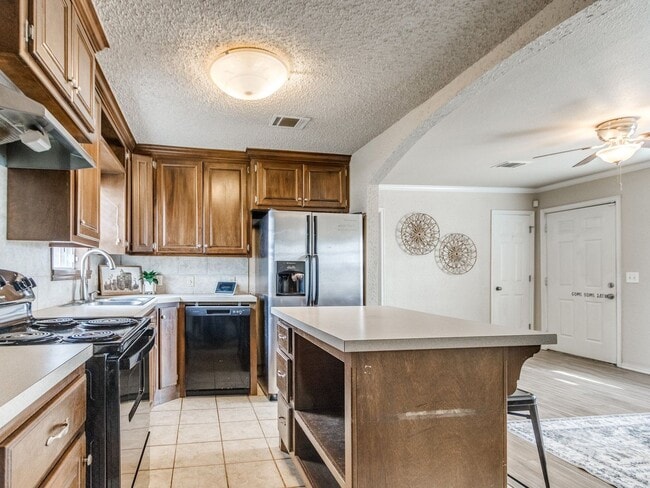 Building Photo - 3 bed 1 bath updated with beautiful garage...