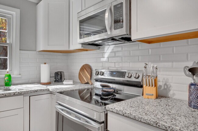 Building Photo - Move-In Ready Room Rental - PRIVATE BATH –...