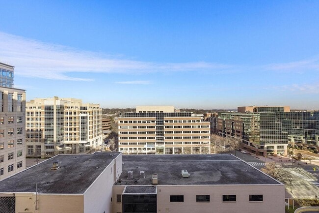 Unobstructed sky views - 851 N Glebe Rd