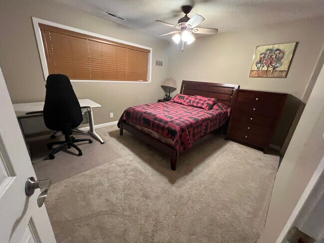 Building Photo - Fully furnished condo with pool