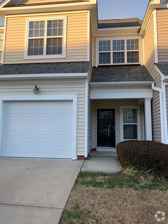 Building Photo - Amazing Large Townhome in Brier Creek