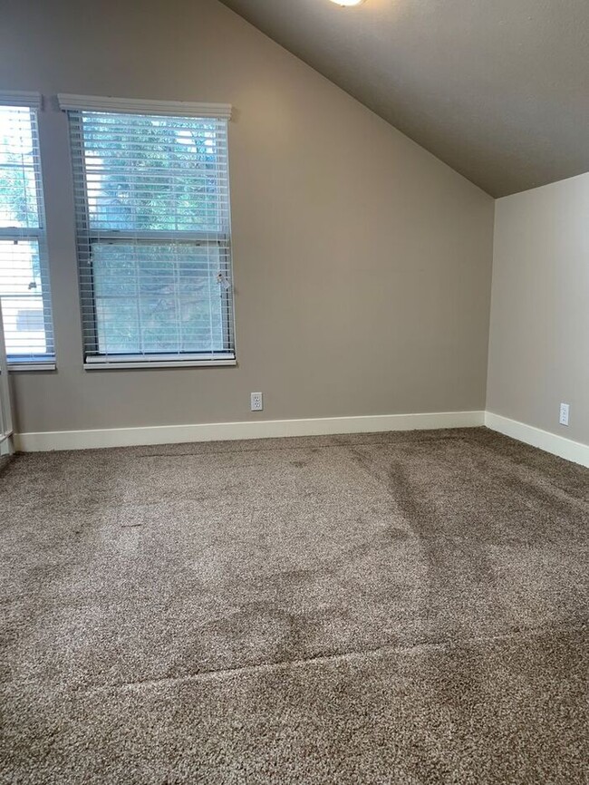 Building Photo - Spacious Main Level Townhouse Available
