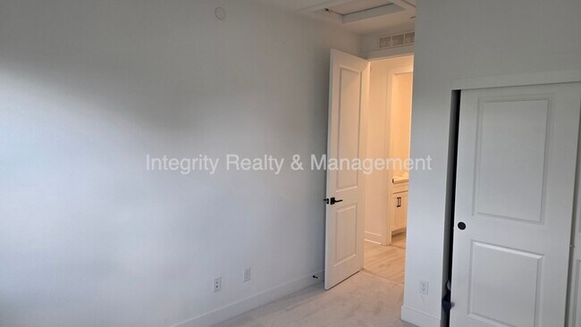 Building Photo - 11014 E Hinsdale Cir