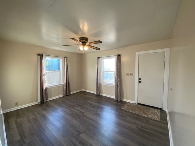 Building Photo - Henderson Center house for rent!  2/1 full...